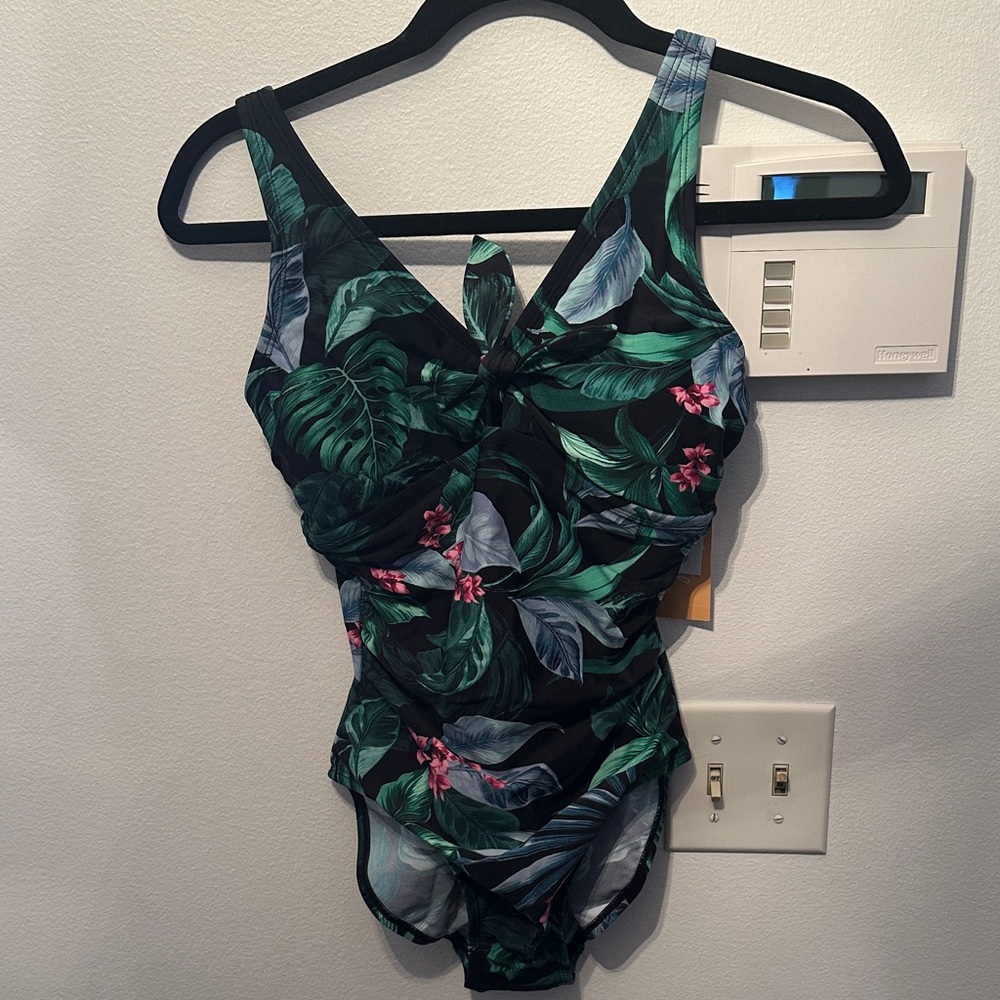 NWT Kona Sol Tropical Leaf Print One- Piece Swimsuit. Size S. NWT